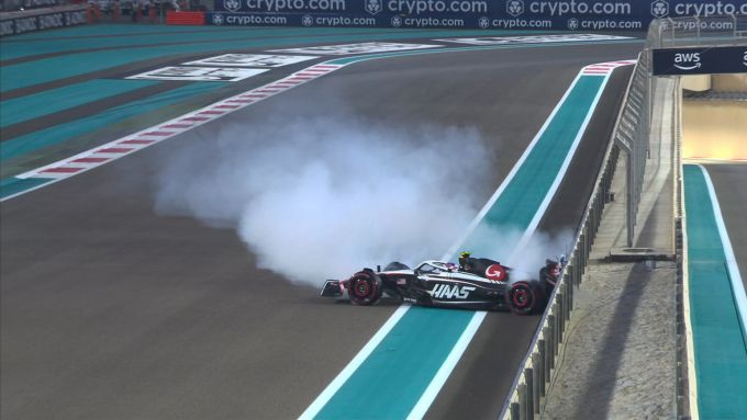 F1 GP Abu Dhabi 2023, Yas Marina: l'incidente di Nico Hulkenberg (Haas F1 Team) nelle PL1 | Foto: Twitter @F1