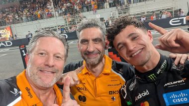 F1 GP Abu Dhabi 2025: Zak Brown, Andrea Stella e Lando Norris | Foto: Twitter @McLarenF1