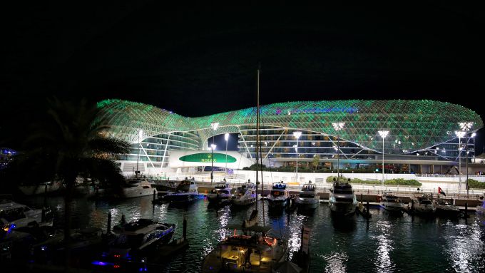F1 GP Abu Dhabi, la scenografica illuminazione notturna del lussuoso hotel di Yas Marina