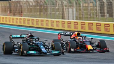 F1, GP Arabia Saudita 2021: il sorpasso di Lewis Hamilton su Max Verstappen al via della gara