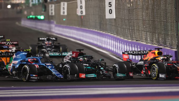 F1 GP Arabia Saudita 2021, Jeddah: la terza partenza della gara, con il contatto tra Hamilton e Ocon