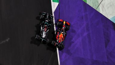 F1 GP Arabia Saudita 2021, Jeddah: Lewis Hamilton (Mercedes) e Max Verstappen (Red Bull) al via