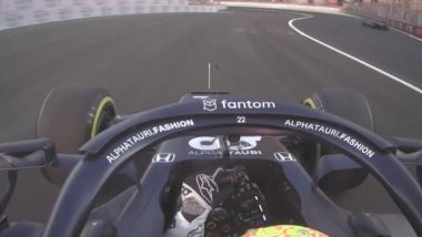 F1 GP Arabia Saudita 2021, Jeddah: Tsunoda va fuori pista per far passare Hamilton (sulla destra)