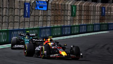 F1 GP Arabia Saudita 2023, Jeddah: Sergio Perez (Red Bull Racing) davanti a Fernando Alonso (Aston Martin Racing)