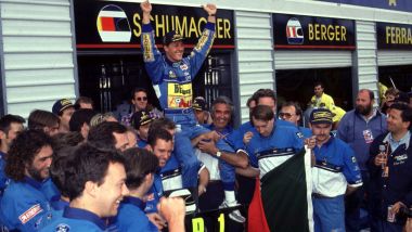 F1, GP Australia 1994: la Benetton porta in trionfo Michael Schumacher