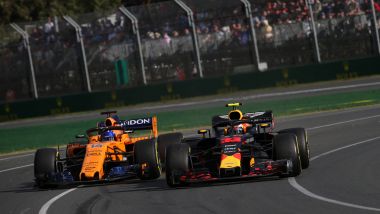 F1 GP Australia 2018, Melbourne: Alonso (McLaren) e Verstappen (Red Bull) in lotta in pista