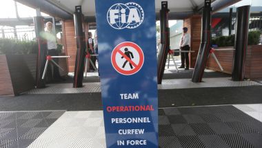 F1 GP Australia 2020, Melbourne: il pannello che impone il coprifuoco al personale dei team