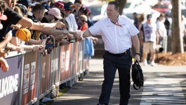F1, GP Australia 2020: Zak Brown, CEO della McLaren, saluta il pubblico di Melbourne
