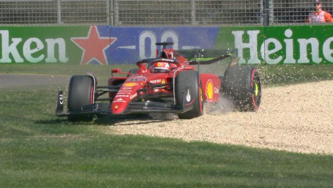 F1 GP Australia 2022, Melbourne: Charles Leclerc (Scuderia Ferrari) in ghiaia in curva 1