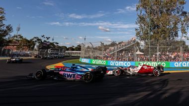 F1 GP Australia 2022, Melbourne: Fernando Alonso (Alpine F1 Team) in lotta a centro gruppo