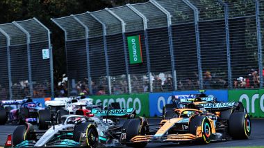 F1 GP Australia 2022, Melbourne: George Russell (Mercedes) e Lando Norris (McLaren) battagliano in pista