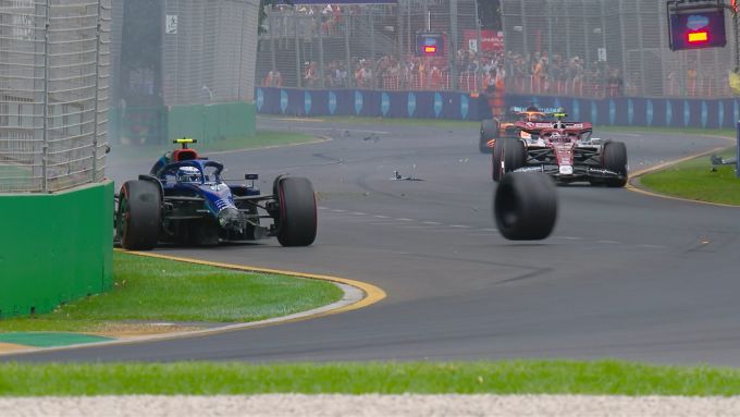 F1 GP Australia 2022, Melbourne: la Williams di Nicholas Latifi dopo l'incidente con Lance Stroll