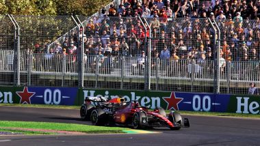 F1 GP Australia 2022, Melbourne: l'attacco di Max Verstappen (Red Bull) a Charles Leclerc (Ferrari) 