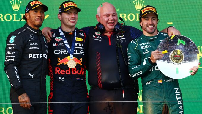 F1 GP Australia 2023, Melbourne: il podio con Verstappen (Red Bull), Hamilton (Mercedes) e Alonso (Aston Martin)