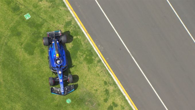 F1 GP Australia 2023, Melbourne: Logan Sargeant (Williams Racing) fermo sull'erba | Foto: Twitter @F1