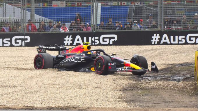 F1 GP Australia 2023, Melbourne: Sergio Perez (Red Bull Racing) insabbiato in curva-3 | Foto: Twitter @F1