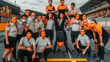 F1, GP Austria 2020: il team McLaren posa con ciò che resta di Lando Norris