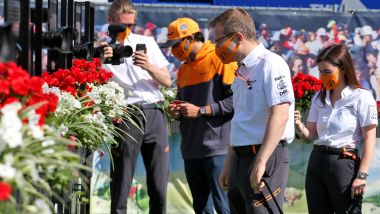 F1, GP Austria 2020: misurazione della febbre e riconoscimento all'ingresso del paddock per il team McLaren