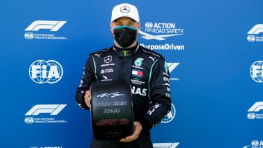 F1 GP Austria 2020, Red Bull Ring: Valtteri Bottas (Mercedes) con il trofeo del poleman Pirelli