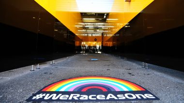 F1 GP Austria 2020, Spielberg: l'arcobaleno di #WeRaceAsOne nel paddock