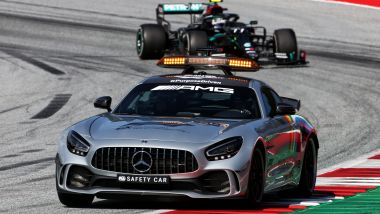 F1, GP Austria 2020: Valtteri Bottas (Mercedes) segue la Safety Car