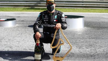 F1, GP Austria 2020: Valtteri Bottas posa nell'indifferenza generale con il trofeo del vincitore