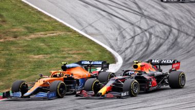F1, GP Austria 2021: Lando Norris e Sergio Perez duellano in curva 3