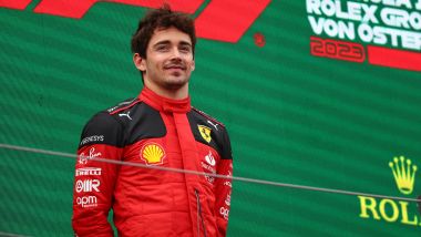 F1 GP Austria 2023, Red Bull Ring: Charles Leclerc (Scuderia Ferrari) sorridente sul podio