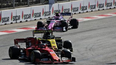 F1, GP Azerbaijan 2019: Charles Leclerc (Ferrari) impegnato in duello con Daniel Ricciardo (Renault)