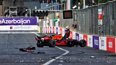 F1 GP Azerbaijan 2021, Baku: i detriti sul rettilineo dopo il botto di Max Verstappen (Red Bull Racing)