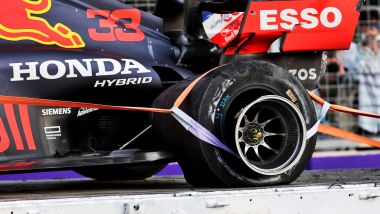 F1, GP Azerbaijan 2021: la posteriore sinistra di Max Verstappen dopo l'incidente