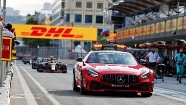 F1, GP Azerbaijan 2021: la Safety Car e i piloti transitano dalla pitlane dopo l'incidente di Verstappen