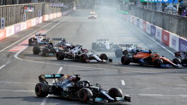 F1, GP Azerbaijan 2021: Lewis Hamilton finisce largo alla ripartenza