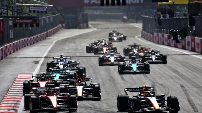 F1 GP Azerbaijan 2023, Baku: la ripartenza dopo la Safety Car, con Sergio Perez (Red Bull) davanti a Charles Leclerc (Ferrari)
