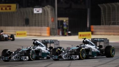 F1 GP Bahrain 2014, Sakhir: uno dei tanti ruota a ruota tra Hamilton e Rosberg (Mercedes)