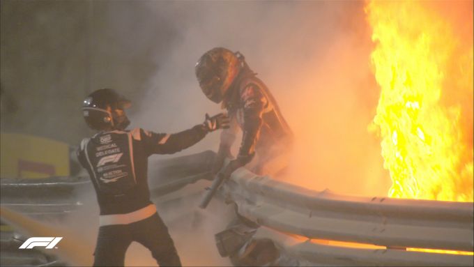 F1, GP Bahrain 2020: Romain Grosjean (Haas) esce dai rottami incendiati della sua vettura