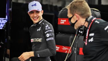 F1, GP Bahrain 2021: Esteban Ocon se la ride ripensando all'Opel AstraZeneca