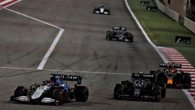 F1, GP Bahrain 2021: George Russell (Williams) supera Sebastian Vettel (Aston Martin)