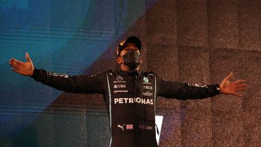 F1 GP Bahrain 2021, Sakhir: Lewis Hamilton esulta sul gradino più alto del podio