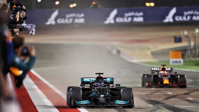 F1 GP Bahrain 2021, Sakhir: Lewis Hamilton (Mercedes) seguito da Max Verstappen (Red Bull)