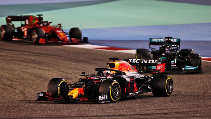 F1 GP Bahrain 2021, Sakhir: Max Verstappen (Red Bull Racing) davanti a Hamilton e Leclerc
