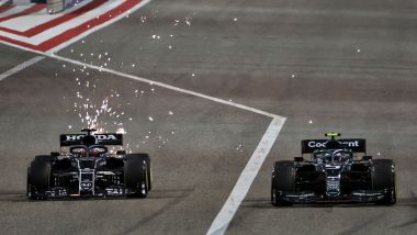 F1 GP Bahrain 2021, Sakhir: Yuki Tsunoda (AlphaTauri) sorpassa Sebastian Vettel (Aston Martin)