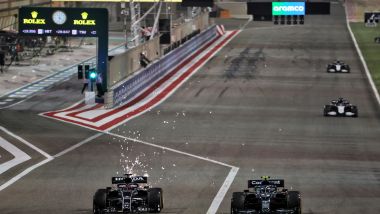 F1, GP Bahrain 2021: Yuki Tsunoda (AlphaTauri) sorpassa Sebastian Vettel (Aston Martin)