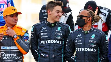 F1 GP Bahrain 2022, Sakhir: George Russell (Mercedes) e Lando Norris (McLaren) scherzano con Lewis Hamilton