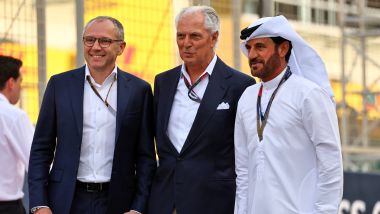 F1 GP Bahrain 2022, Sakhir: Marco Tronchetti provera (Pirelli) con Stefano Domenicali (F1) e Mohammed Ben Sulayem (Fia)