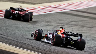 F1 GP Bahrain 2022, Sakhir: Max Verstappen (Red Bull) all'inseguimento di Charles Leclerc (Ferrari)
