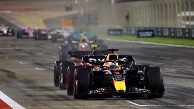 F1 GP Bahrain 2022, Sakhir: Max Verstappen (Red Bull) attaccato da Carlos Sainz (Ferrari)