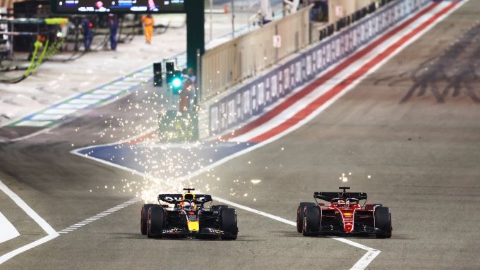 F1 GP Bahrain 2022, Sakhir: Max Verstappen (Red Bull Racing) attacca Charles Leclerc (Scuderia Ferrari)