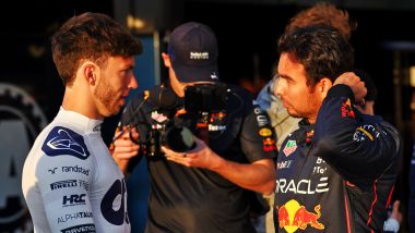 F1 GP Bahrain 2022, Sakhir: Pierre Gasly (Scuderia AlphaTauri) e Sergio Perez (Red Bull Racing)