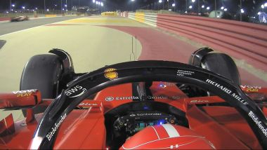 F1 GP Bahrain 2023, Sakhir: il ritiro della Ferrari SF-23 di Charles Leclerc | Foto: Twitter @F1
